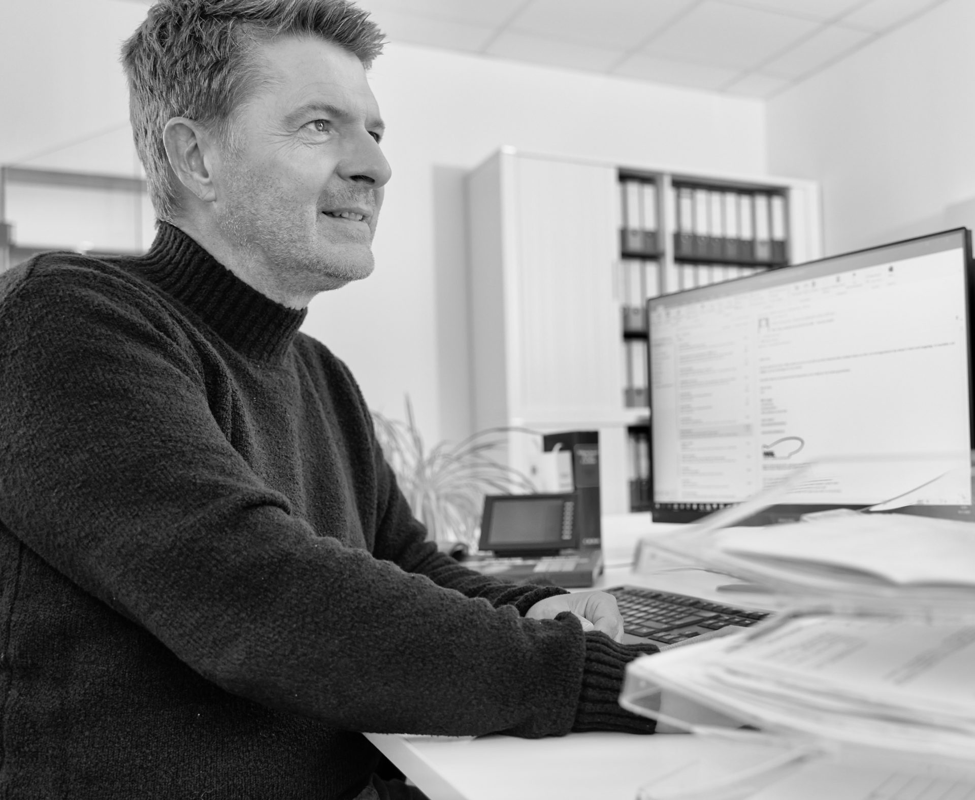 schwarzes Smartphone in der Nähe einer Person